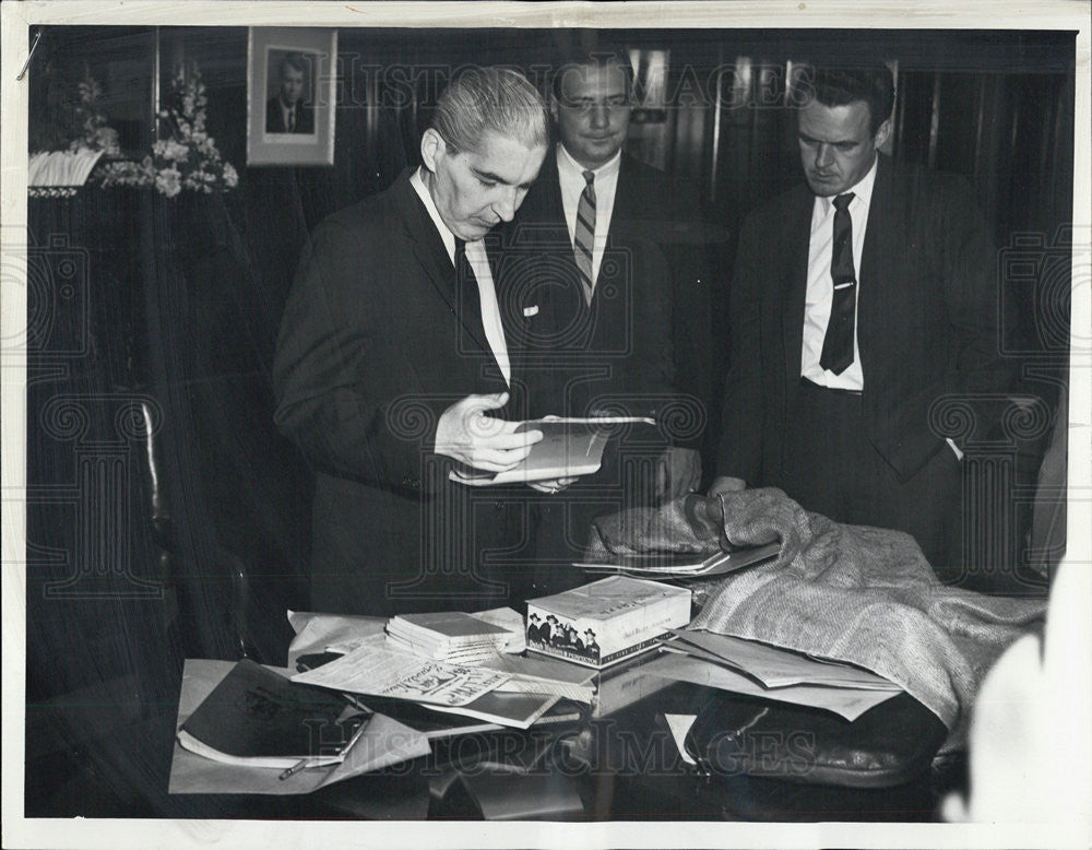 1963 Press Photo U.S. Atty. James P. O&#39;Brien examines bookie records seized - Historic Images