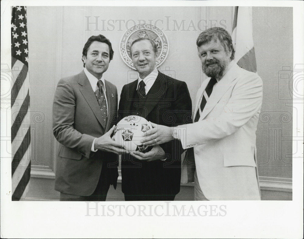 1977 Press Photo Lee Stern Chgo Mayor Michael Bilandic And Sting Pres Clive Toye - Historic Images