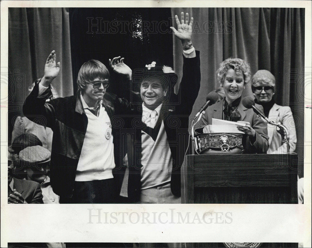 1981 Press Photo Lee Stern And Mayor Bryne Announces Signing Karl-Heinz Granita - Historic Images