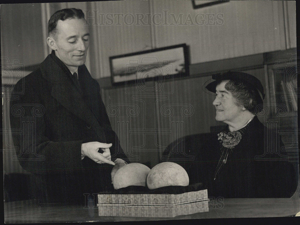 1945 Press Photo Mr AT Steele NY Times Correspondent In Korea With Ancient Eggs - Historic Images