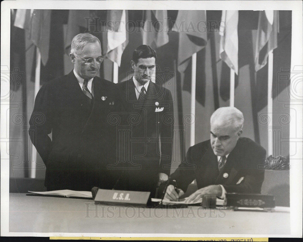 1945 Press Photo Sec. of State Edward Stettinius Signs Charter For World Peace - Historic Images