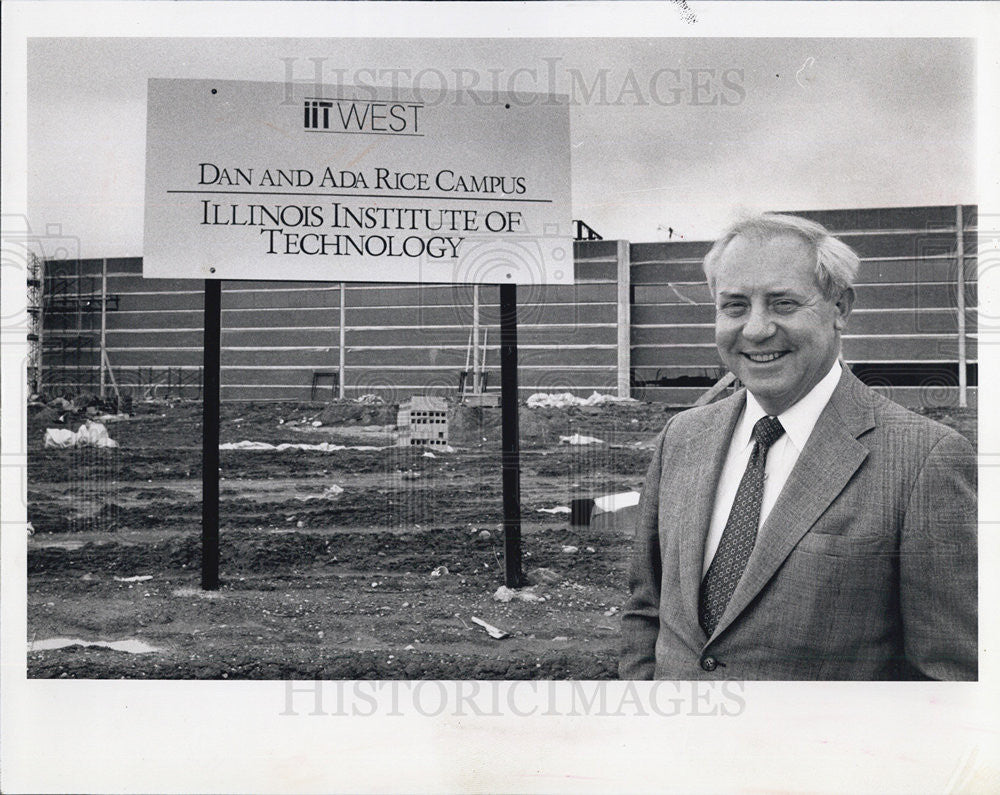 1990 Press Photo Dr. Edwin Steuben/Vice President/Illinois Institute Technology - Historic Images