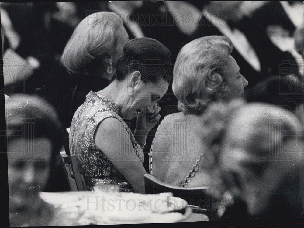 1971 Press Photo 1st Lady gov Richard Ogilvie Cries Over VP Agnew Speech - Historic Images