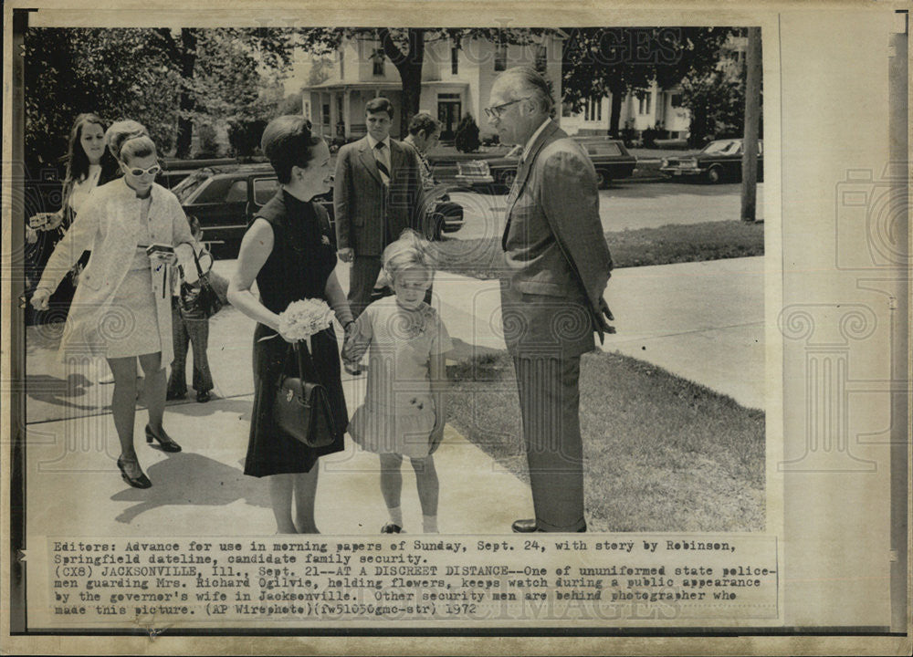 1972 Press Photo Officers Guard Mrs Richard Ogilvie In Jacksonville IL - Historic Images