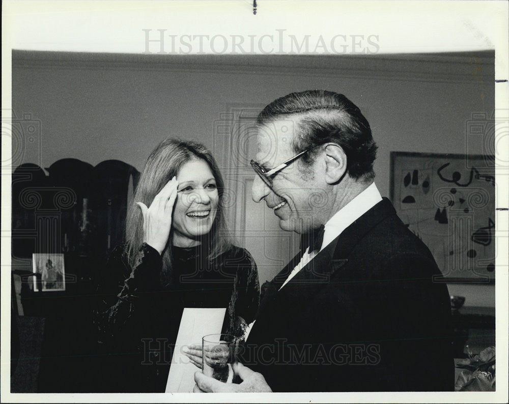 1984 Press Photo Publisher Gloria Steinem Columnist Irv Kupcinet - Historic Images