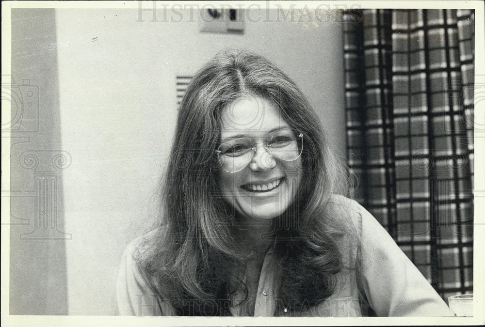 1981 Press Photo Feminist Gloria Steinem At Hyatt Regency Hotel In Chicago - Historic Images