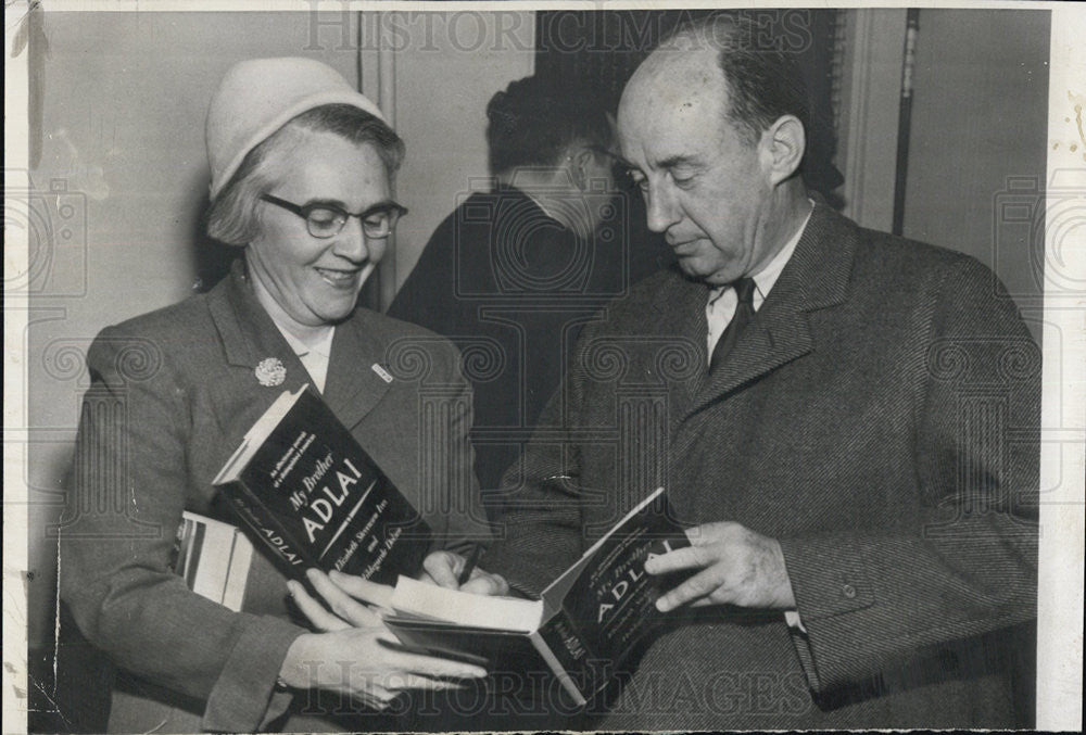 1956 Press Photo Dem Presidential Candidate Adlai Stevenson And Author Sister - Historic Images