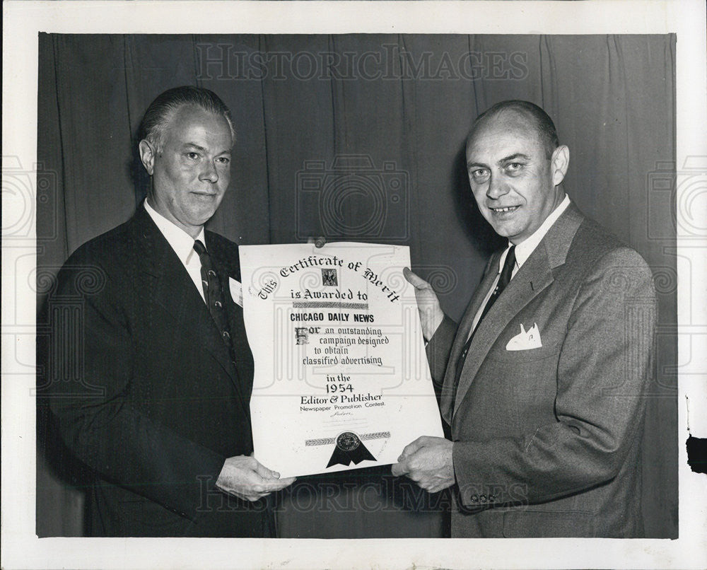 1955 Press Photo Daily News Leroy Tabbert Gets Certificate OF Merit At Drake Htl - Historic Images