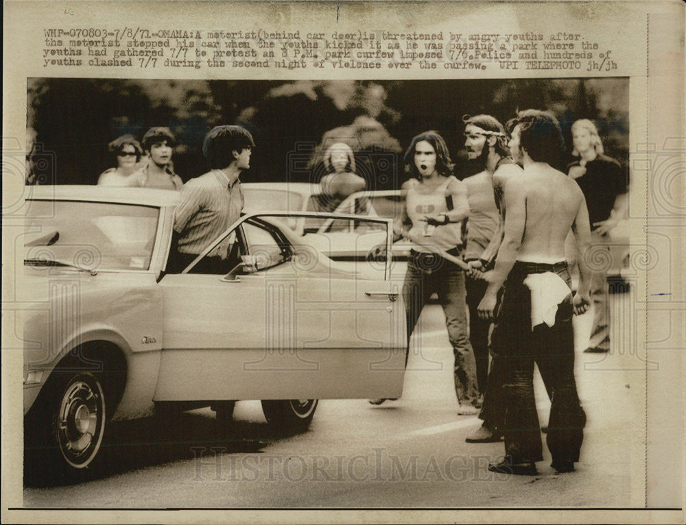 1971 Press Photo Motorists Threatened By Protestors Over 8 O&#39;Clock Curfew Omaha - Historic Images