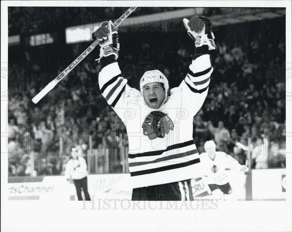 1993 Press Photo Hawks Rich Sutter celebrates a goal. - Historic Images