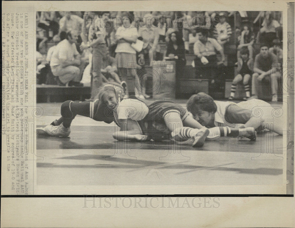 1975 Press Photo Tricia McNaughton/Wrestling - Historic Images