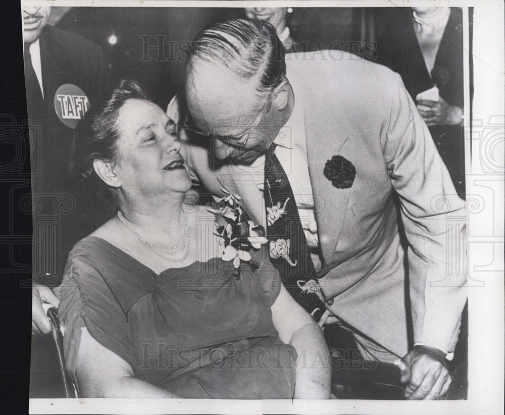 1952 Press Photo Senator Taft Kissing His Wheelchair Confined Wife At His Rally - Historic Images