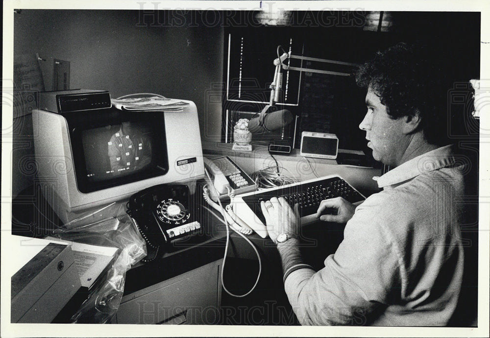 1981 Press Photo Jerry Taft Weather Screen - Historic Images