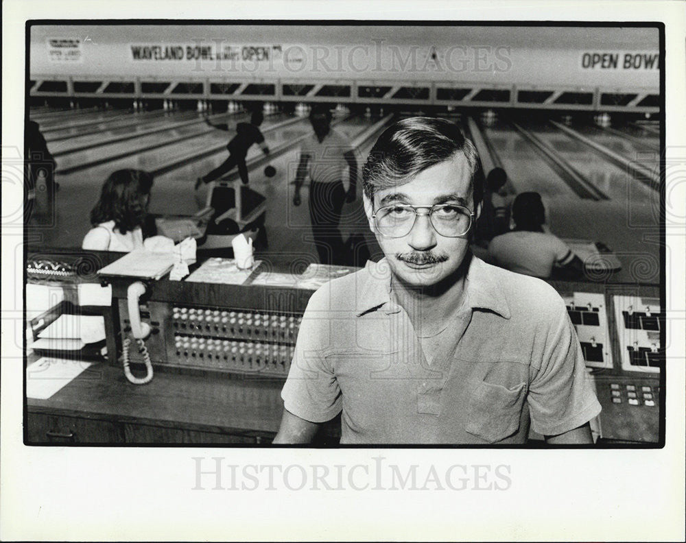 1986 Press Photo Waveland Bowl Manager Richard Sypel Bowling Alley - Historic Images