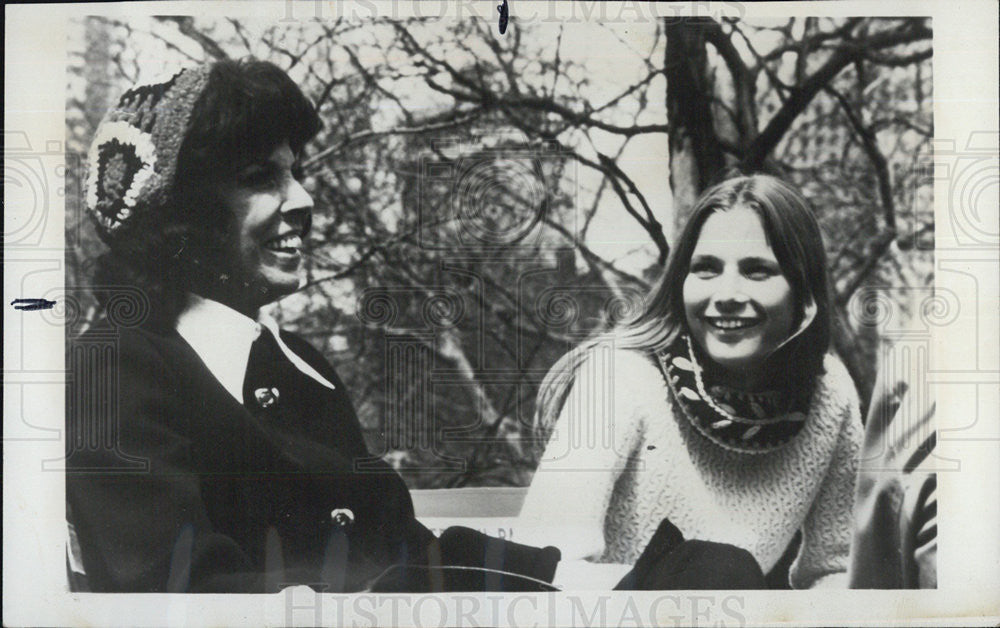 1975 Press Photo Jacqueline Susann Actress Deborah Raffin Central Park New York - Historic Images