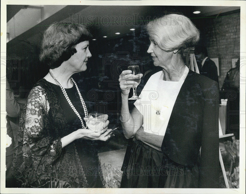 1984 Press Photo Janet Malone and Vivian Bruce At Glencoe Party. - Historic Images