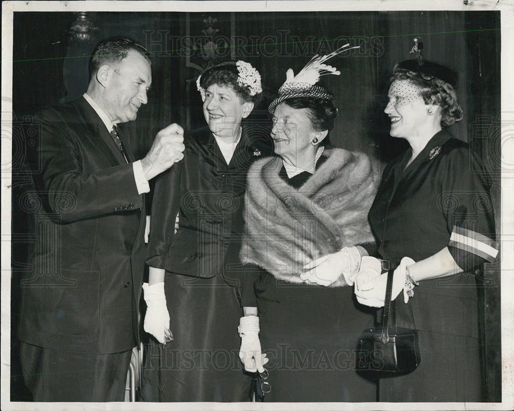 1953 Press Photo Sen.George Malone with Women&#39;s Na&#39;l Republican Club of Chicago. - Historic Images