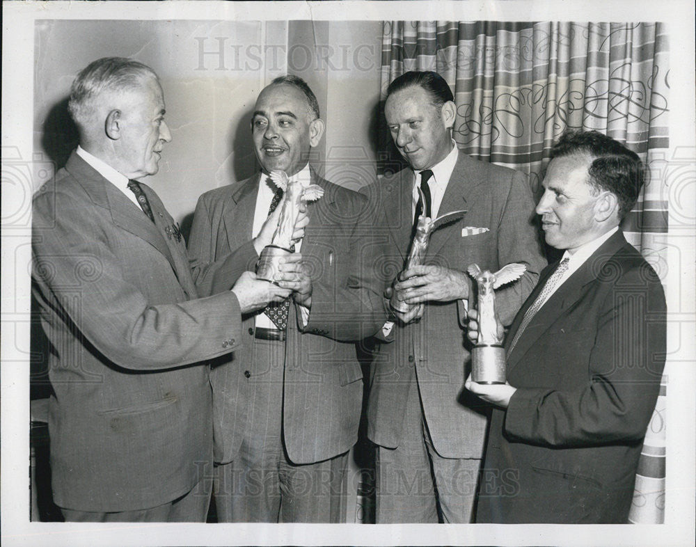 1952 Press Photo Brig. Gen. J. Simmons presents Lasker Medical Journalism awards - Historic Images