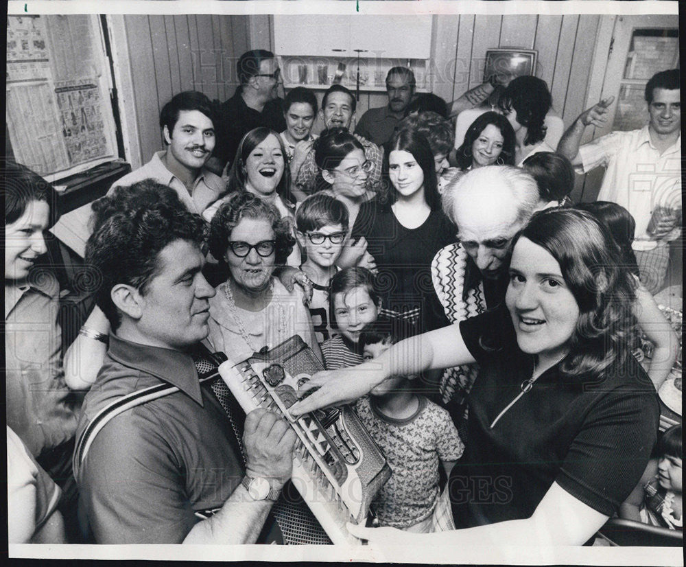 1973 Press Photo Rosaria Maione Graduation Party Accordion Player Bobby Scorzo - Historic Images