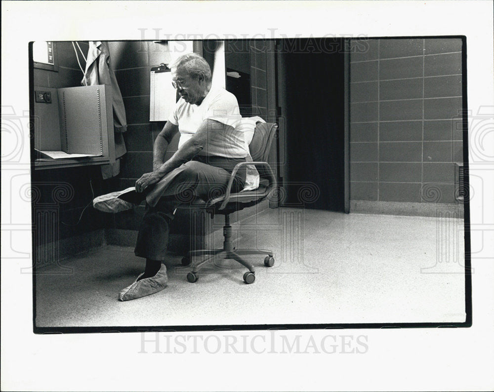 1992 Press Photo Dr. Robert J. Stein, Cook County Medical Examiner - Historic Images