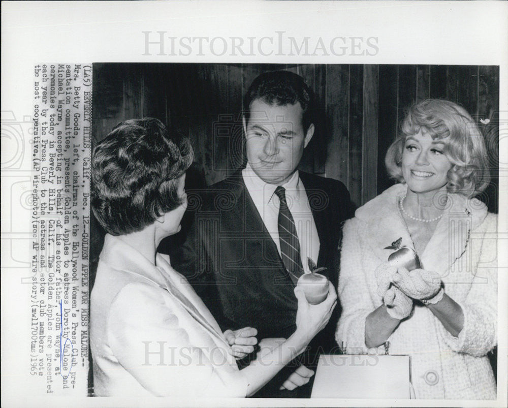 1965 Press Photo Golden Apples Presented To Dorothy Malone And Michael Wayne - Historic Images