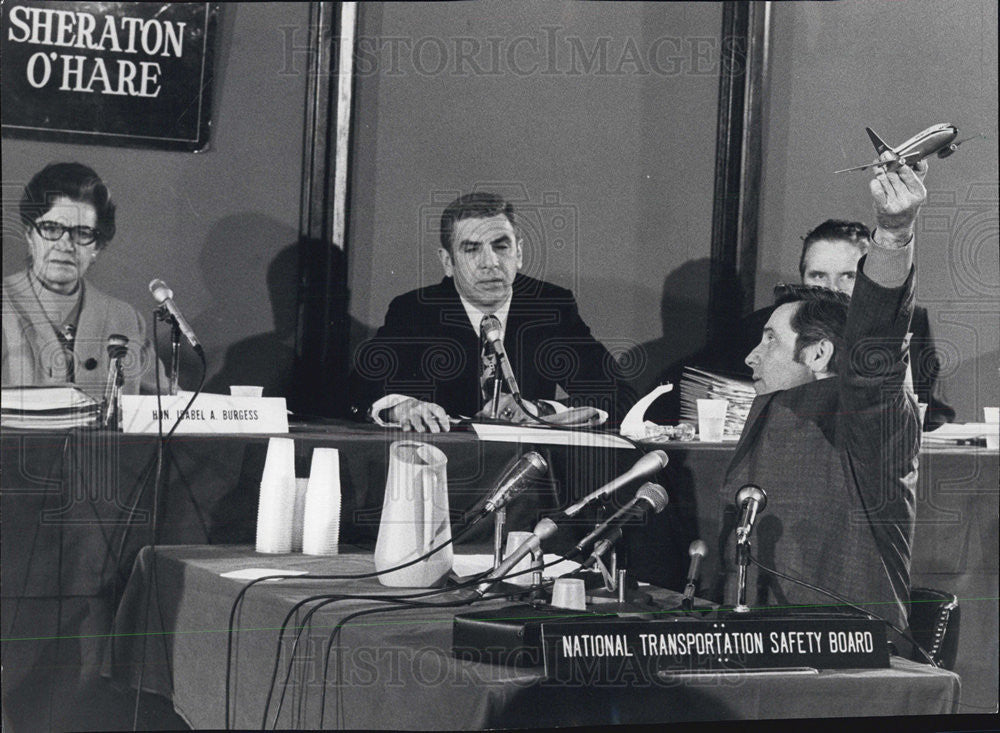 1973 Press Photo of eye witness Louis Stalec showing UA flight 553 crash - Historic Images