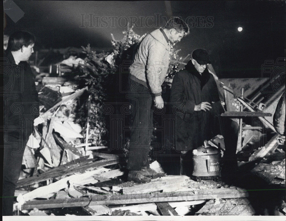 1972 Press Photo of Zigmund Morowski at crash site of UA Flight 553 Chicago - Historic Images
