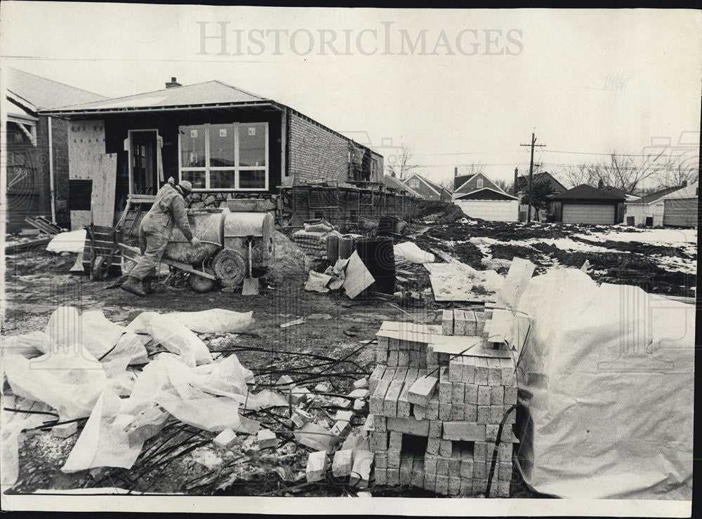 1973 Press Photo Workers Construct Home Destroyed In United Airlines Plane Crash - Historic Images