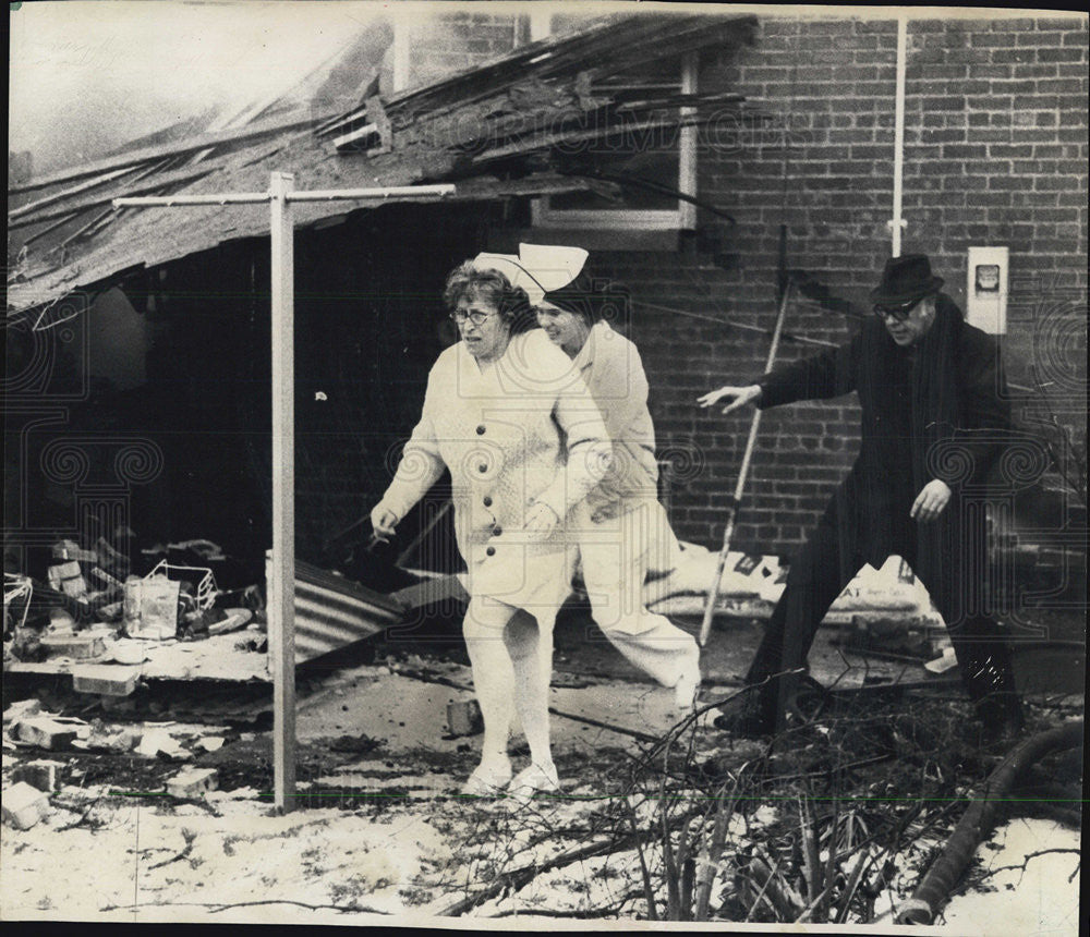 1972 Press Photo Nurses Run To Aid Victims Of United Airlines Plane Crash - Historic Images