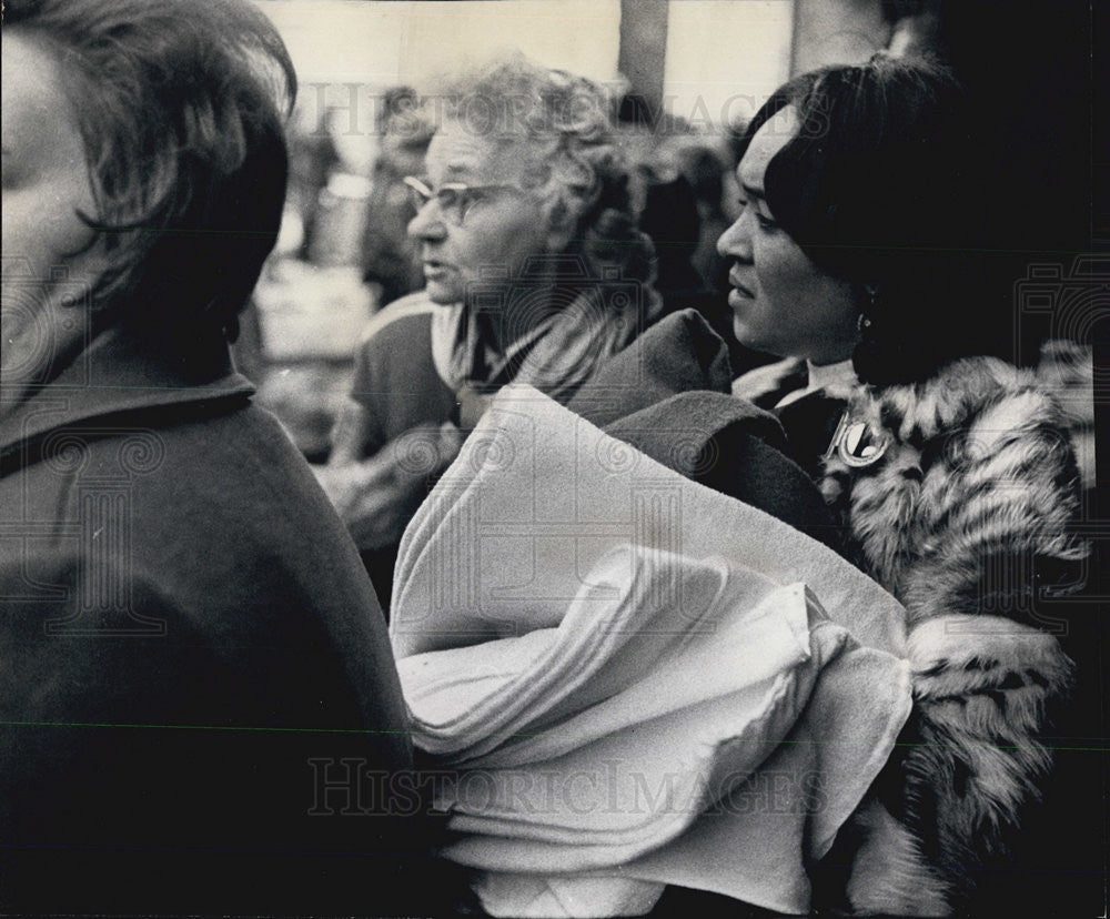 1972 Press Photo Women Carry Blankets For Rescuers United Airlines Plane Crash - Historic Images