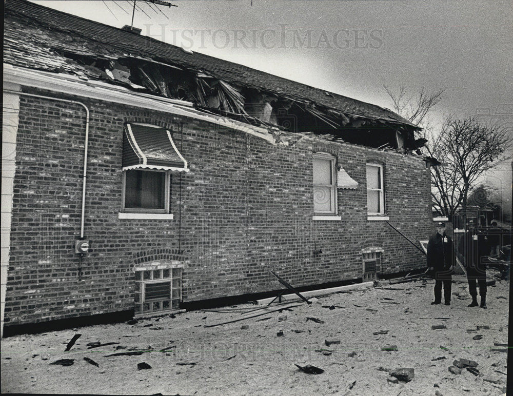 1972 Press Photo Airplane Roof Of House Sheared Plane Wing - Historic Images