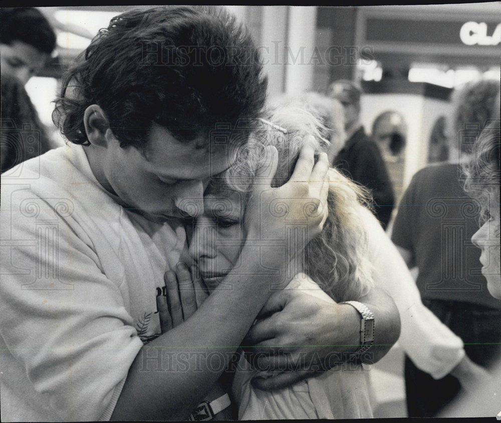 1989 Press Photo of Sonya Santis learning her sister died in Flight 232 crash - Historic Images