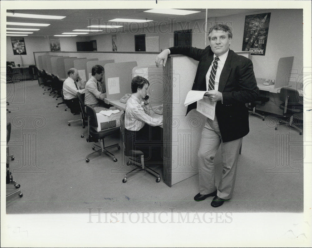 1984 Press Photo William McKay, co-author of the book &quot;Vital Signs&quot; - Historic Images