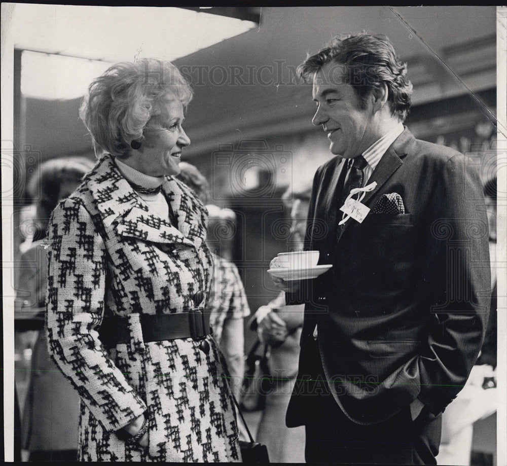 1970 Press Photo Actor Scott Mckay talk to Mrs. Robert Wilman. - Historic Images