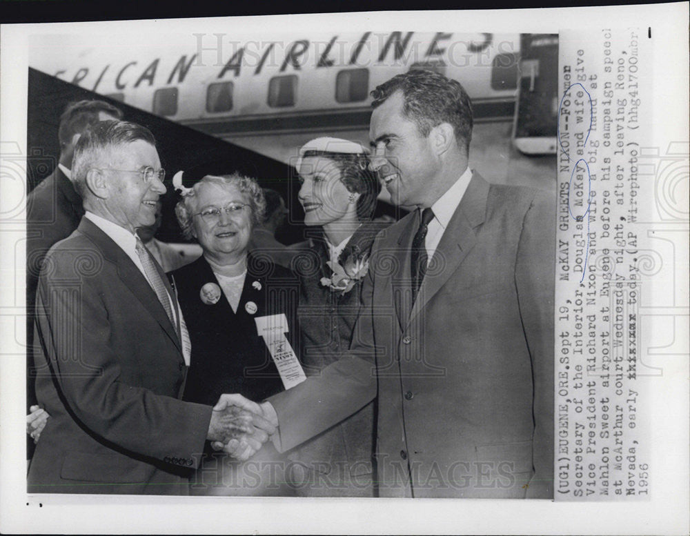 1956 Press Photo Douglas McKay and wife greets Vice President Nixon - Historic Images