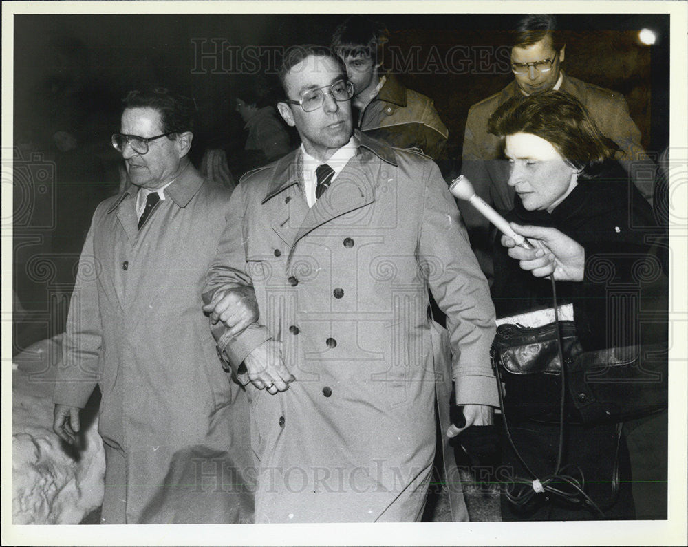 Press Photo Dr. Daniel McKay Wife Courthouse - Historic Images