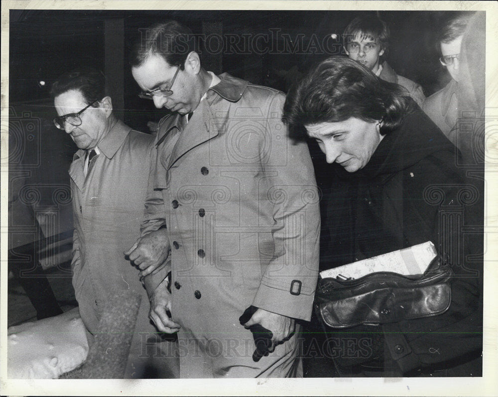 1985 Press Photo Dr. Daniel McKay, wife Carol, and father, Bernie, leave courtro - Historic Images