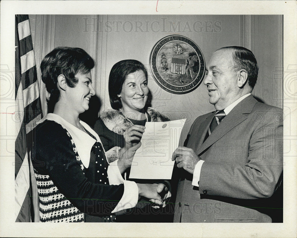 1970 Press Photo Mayor Richard Daley/Mrs. John J. McGuire/Mrs. Paul A. Nelson Jr - Historic Images