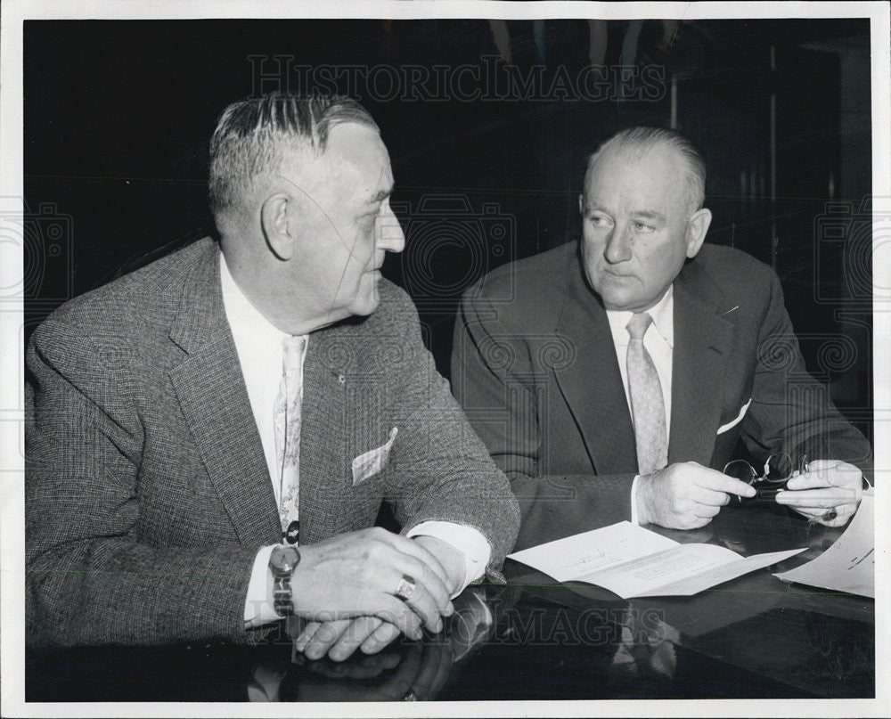 1957 Press Photo James McGuire President Chicago Fire Fighting Union At Meeting - Historic Images