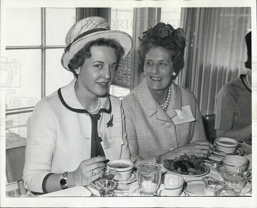 1964 Press Photo Mrs. F.J. McGuigan celebrates St.Patrick&#39;s Day at a fashionable - Historic Images