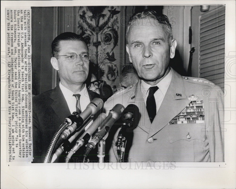 1964 Press Photo Gen. Maxwell Taylor talked with newsmen - Historic Images