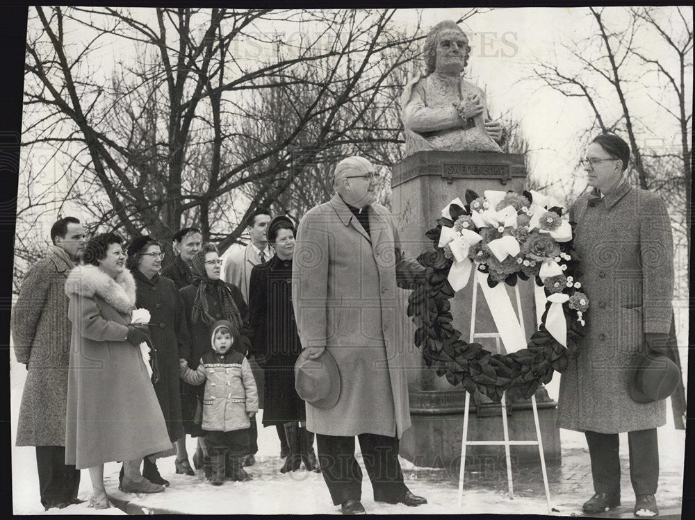 1958 Press Photo Placing wreath at state of Emanuel Swedenborg - Historic Images