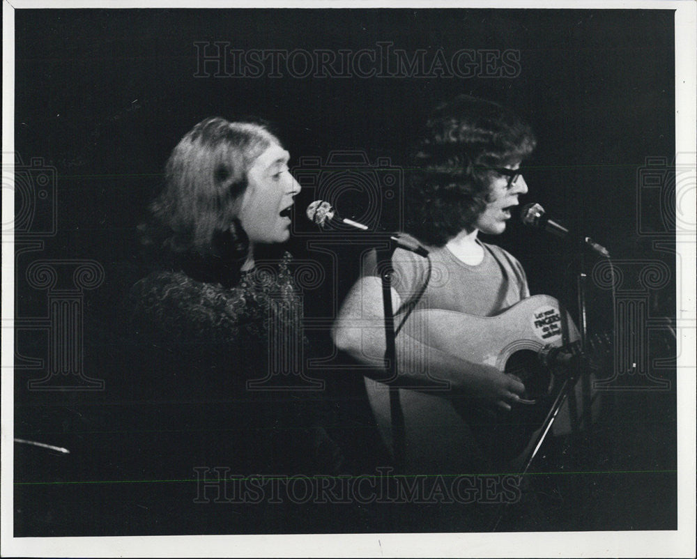 1972 Press Photo Adrienne McCloud and Paul Brady of the Johnstons - Historic Images