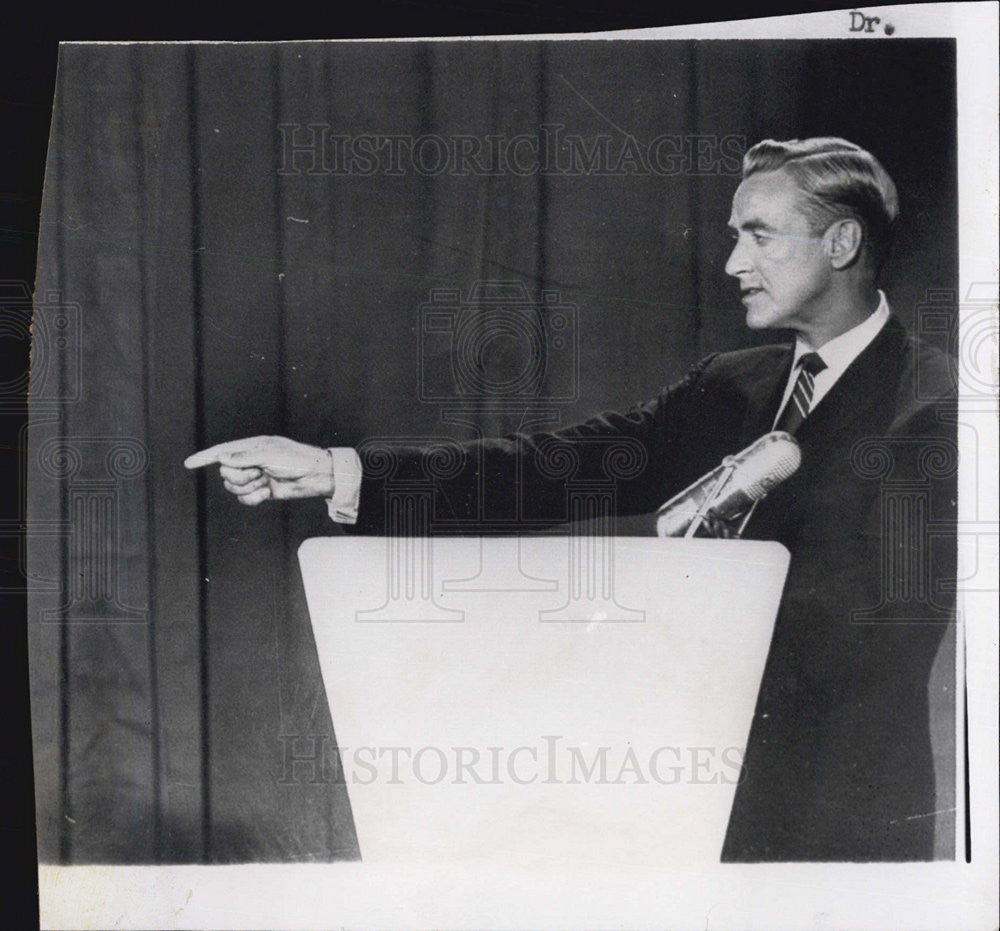 Press Photo Gentlemen having a speech - Historic Images