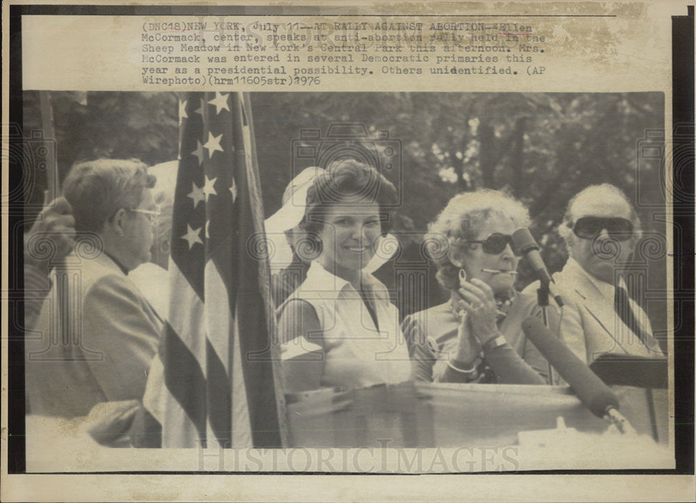 1976 Press Photo Ellen McCormack Presidential Primary Candidate Speaks At Rally - Historic Images