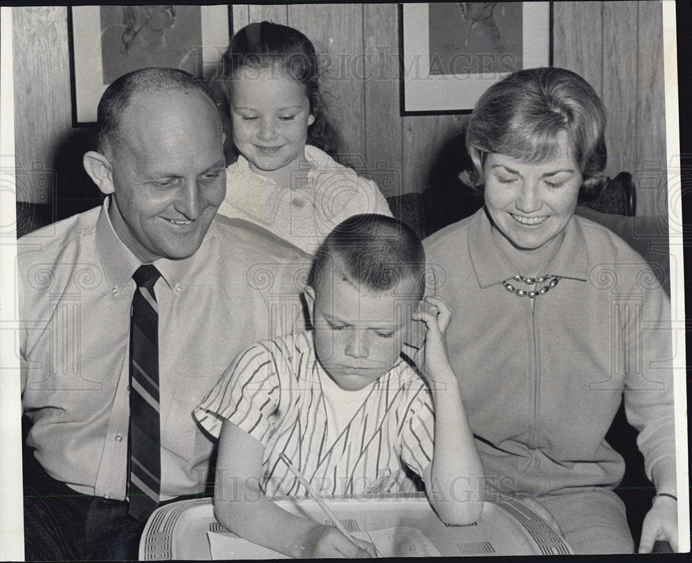 1965 Press Photo Albert D. McCoy And Family Wait For His Mayoral Race Results - Historic Images