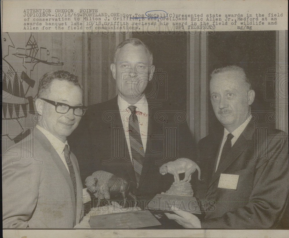 1969 Press Photo Tom McCall Presents Conservation Awards - Historic Images