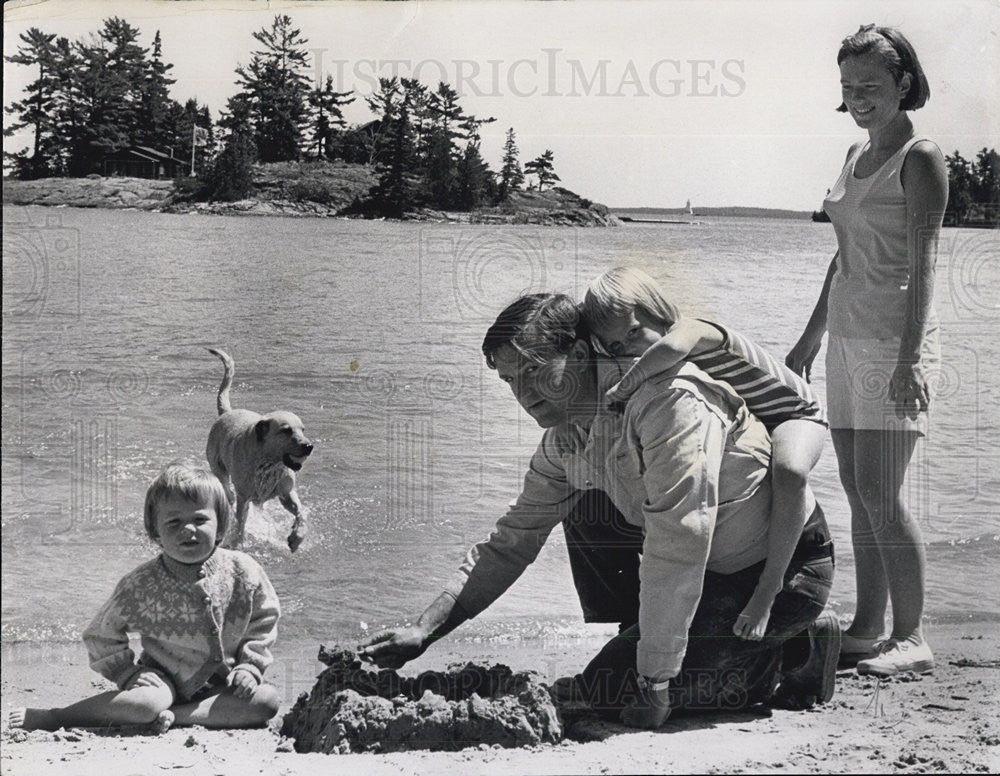 1967 Press Photo Lani And Bartow McCall, Family And Dog Enjoy Beach Picnic - Historic Images