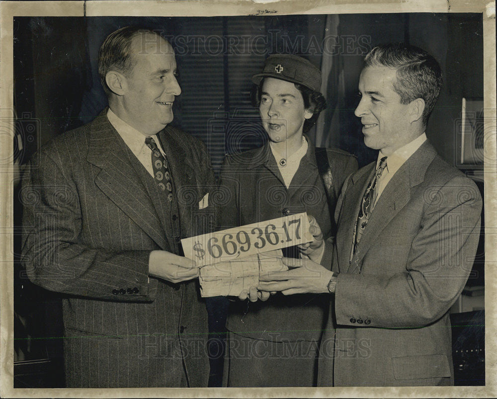 1949 Press Photo Harold C. hunt B.g. Mcloud Jr. Red Cross Donation check - Historic Images