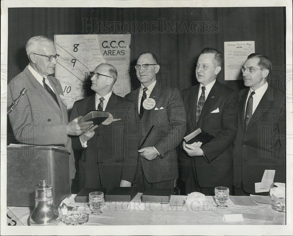 1956 Press Photo Greater Chicago Churchmen Bibles Presented By Aaron S. Bauer - Historic Images